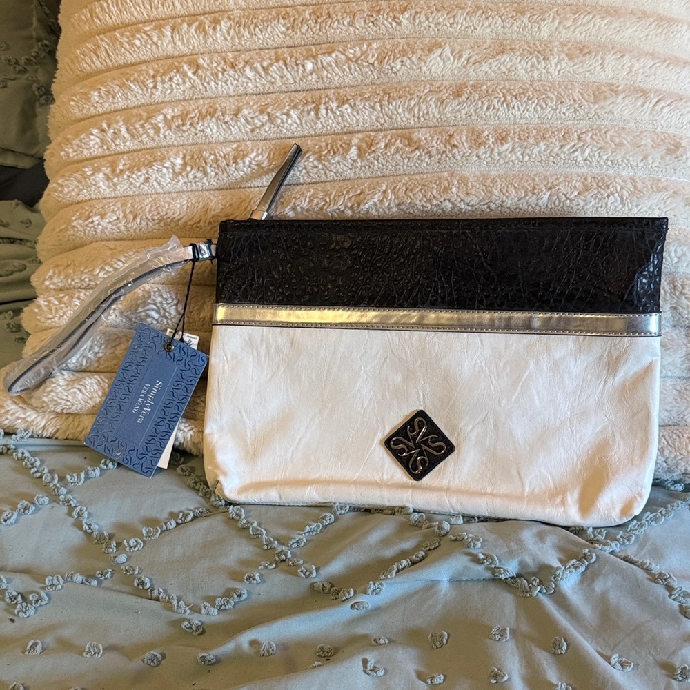 Simply Vera Black and White Clutch